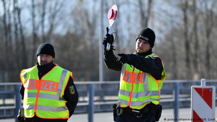 Germany continues controls at German-Austrian border until May 2018. Interior Minister de Maizière sees deficits at EU external border
