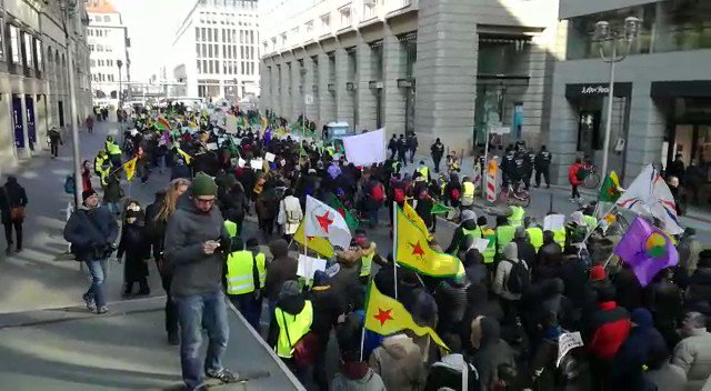 Les personnes protestent à Berlin contre une opération militaire à Afrine