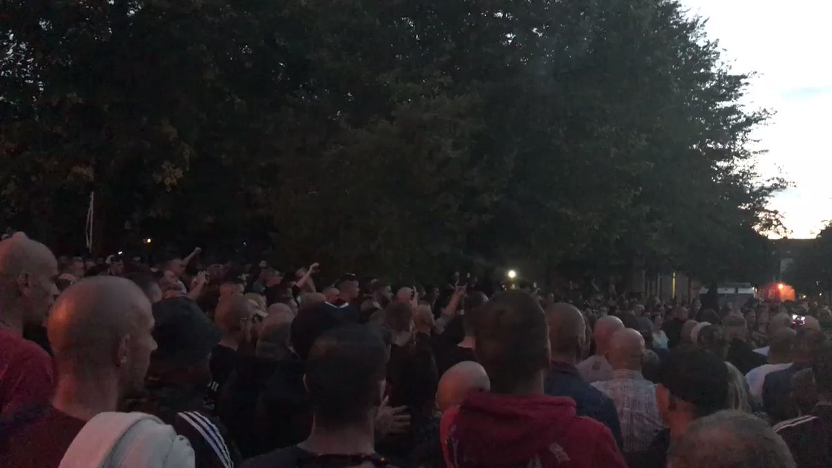 « Widerstand . Widerstand . , scande la foule Köthen   