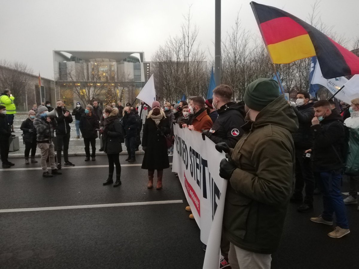Demo der Jungen Alternative mit angereisten Teilnehmern aus vielen Landesverbänden wird von der Polizei in Höhe des Kanzleramts gestoppt, weil viele Teilnehmer keine Masken tragen b1112