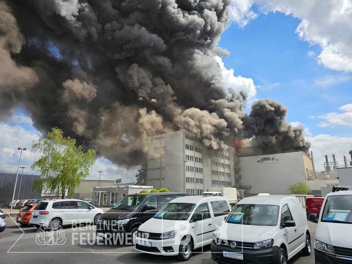 170 firefighters are deployed in Lichterfelde. A factory building in which chemicals are stored is burning. In addition to firefighting, air quality measurements are being carried out continuously in the city and the area of operation. As is usual with large fires: avoid smoky areas