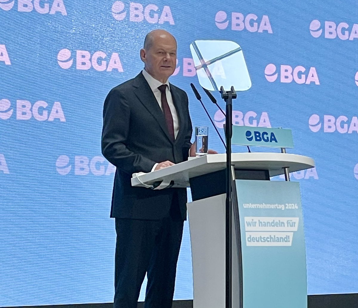 Just minutes after meeting Macron in Berlin, Scholz tells a trade association event that his government will do everything we can to ensure that the EU-Mercosur deal has a happy ending. The Commission and other EU states must get their act together and finally move forward