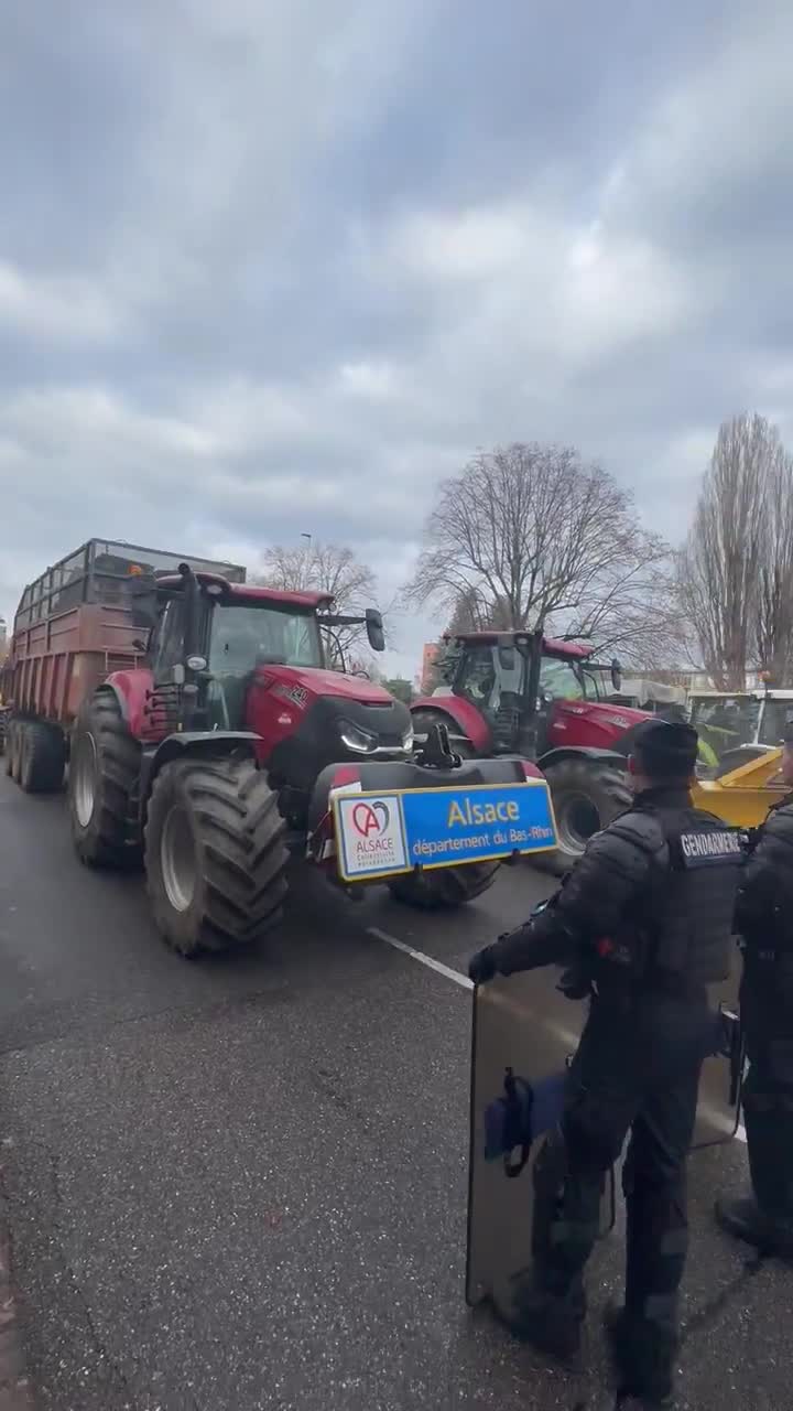 חקלאי CR70 הגיעו לקצה הפרלמנט האירופי בשטרסבורג. המשטרה חסמה את המעבר. טרקטורים צופרים במחאה