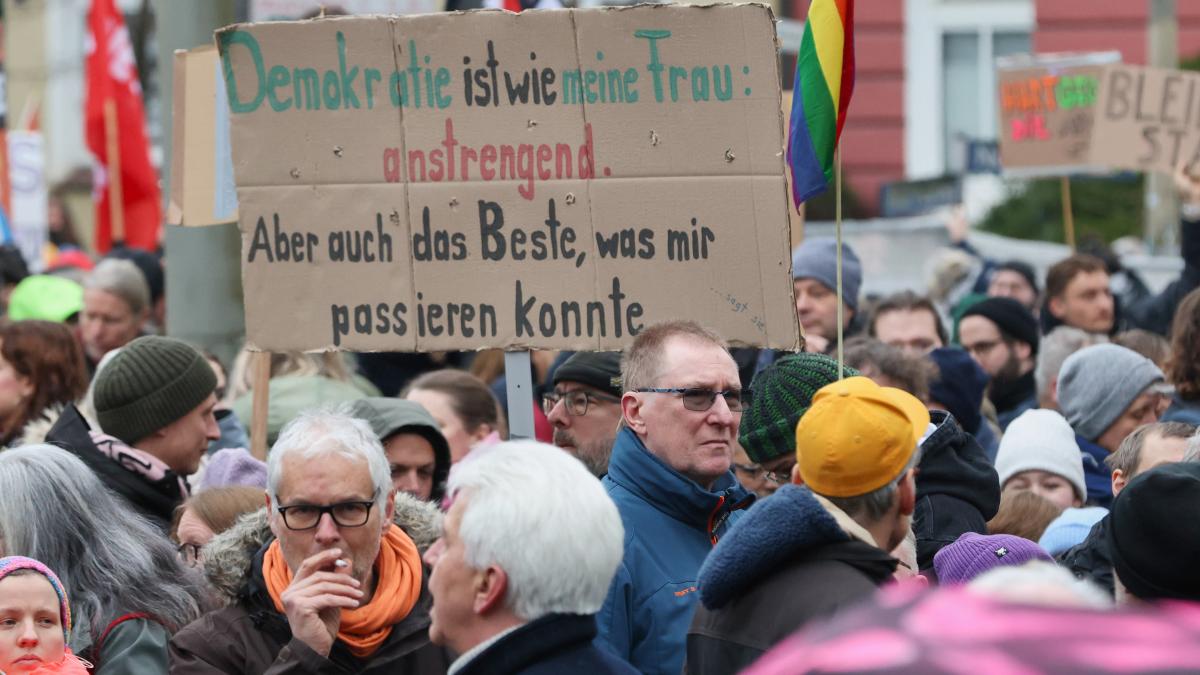 Protest gegen Auftritt von AfD-Parteichef Chrupalla – Polizei nimmt Demonstranten in Gewahrsam