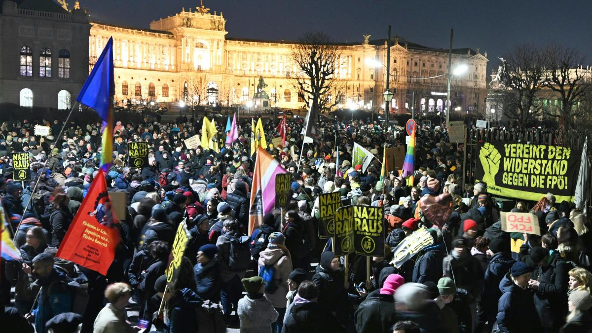 Protests against coalition negotiations between FPÖ and ÖVP