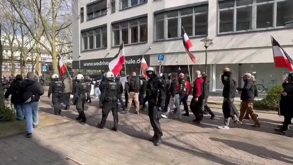 Neo-Nazi march now runs through Essen, large-scale police operation, hundreds of officers must separate the right-wing radicals and counter-demonstrators e1503