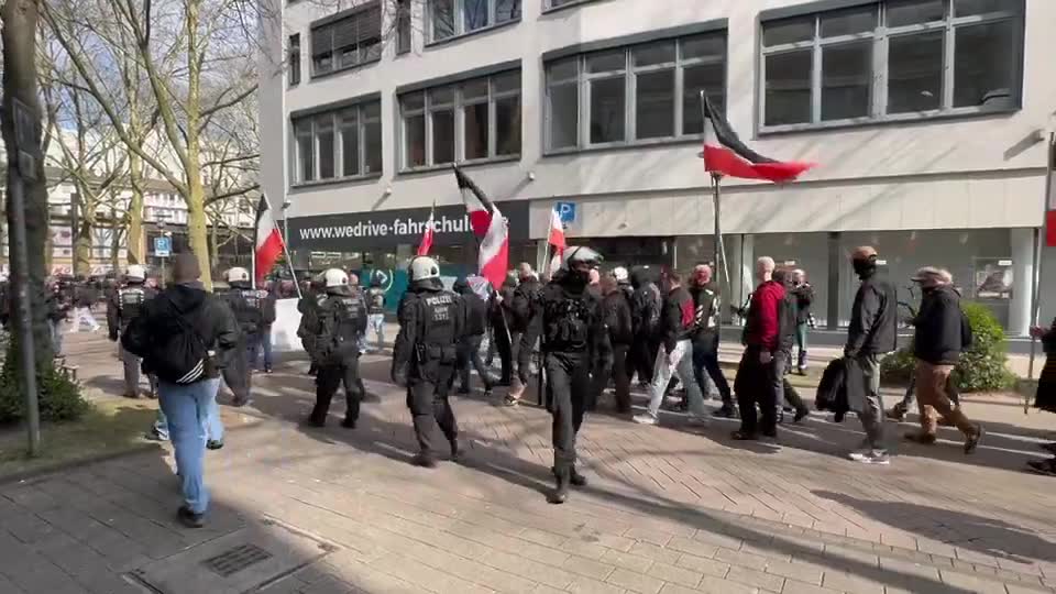 Neo-Nazi march now runs through Essen, large-scale police operation, hundreds of officers must separate the right-wing radicals and counter-demonstrators e1503