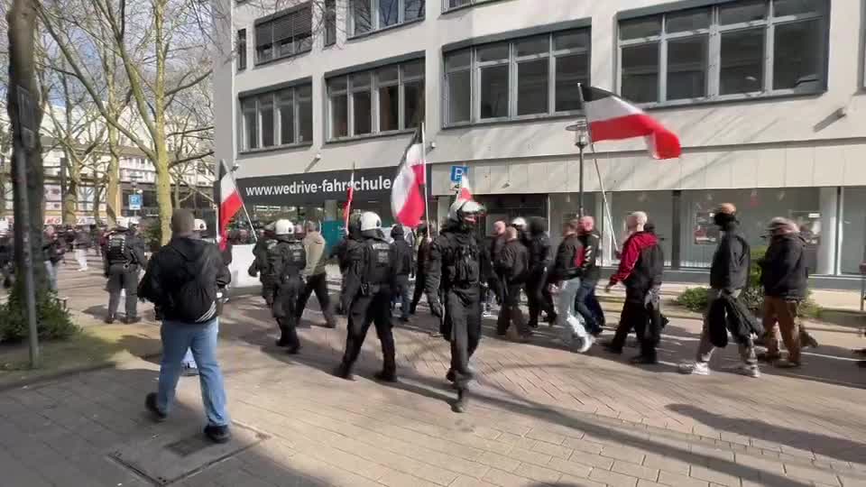 Neo-Nazi march now runs through Essen, large-scale police operation, hundreds of officers must separate the right-wing radicals and counter-demonstrators e1503