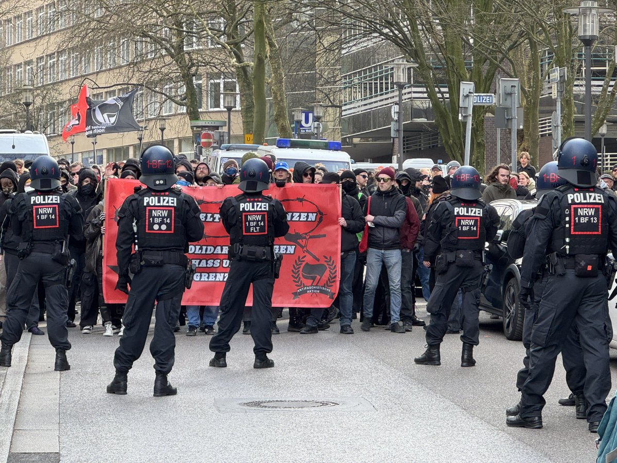 Neo-Nazi march now runs through Essen, large-scale police operation, hundreds of officers must separate the right-wing radicals and counter-demonstrators e1503