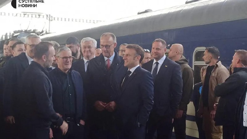 Le président Macron, le Premier ministre Starmer, le Premier ministre Tusk et le chancelier Merz sont arrivés à Kyiv