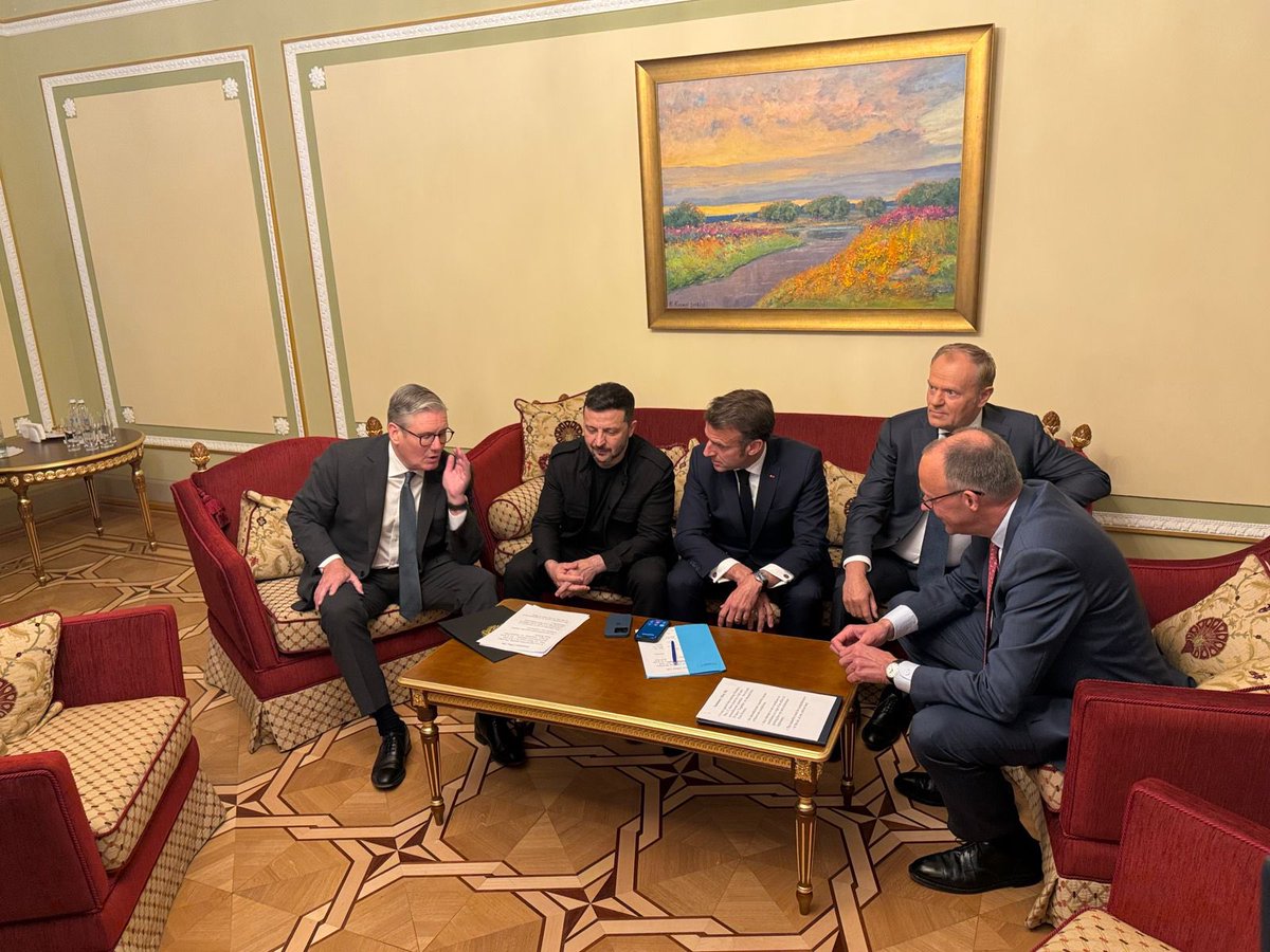 Ministre des Affaires étrangères de l'Ukraine : Suite à la réunion de la Coalition des volontaires à Kyiv, les cinq dirigeants @ZelenskyyUa @EmmanuelMacron @bundeskanzler @donaldtusk @Keir_Starmer ont eu un entretien fructueux avec @POTUS axé sur les efforts de paix. L'Ukraine et tous ses alliés sont prêts à un cessez-le-feu total et inconditionnel sur terre, dans les airs et en mer pendant au moins 30 jours à compter de lundi. Si la Russie accepte et qu'un suivi efficace est assuré, un cessez-le-feu durable et des mesures de confiance peuvent ouvrir la voie à des négociations de paix.