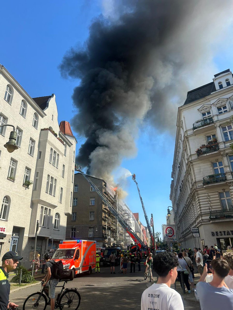 There is a fire on Kärntener Straße in Schöneberg