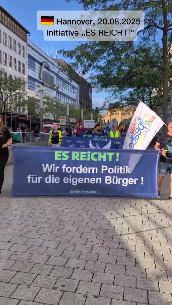 Hannover'de protestolar büyüyor: YETER girişimi dün barış ve ifade özgürlüğü için gösteri düzenledi. Aktivistler pankart ve dövizlerle kendi vatandaşları için siyaset talep etti ve Sansüre yalnızca diktatörlükler ihtiyaç duyar diye uyardı.
