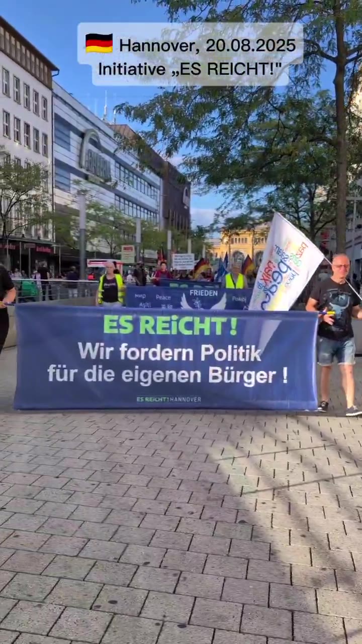 Hannover'de protestolar büyüyor: YETER girişimi dün barış ve ifade özgürlüğü için gösteri düzenledi. Aktivistler pankart ve dövizlerle kendi vatandaşları için siyaset talep etti ve Sansüre yalnızca diktatörlükler ihtiyaç duyar diye uyardı.