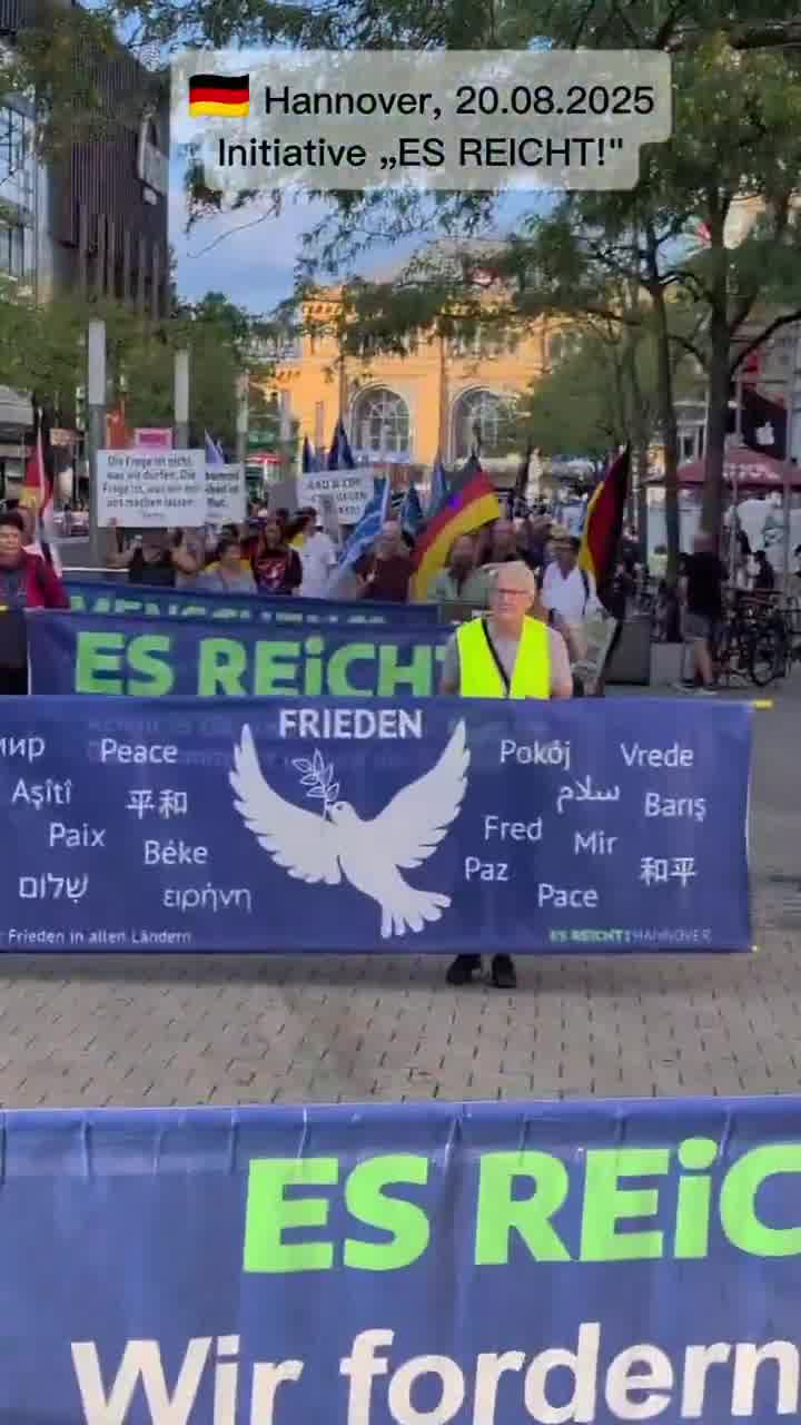 Hannover'de protestolar büyüyor: YETER girişimi dün barış ve ifade özgürlüğü için gösteri düzenledi. Aktivistler pankart ve dövizlerle kendi vatandaşları için siyaset talep etti ve Sansüre yalnızca diktatörlükler ihtiyaç duyar diye uyardı.