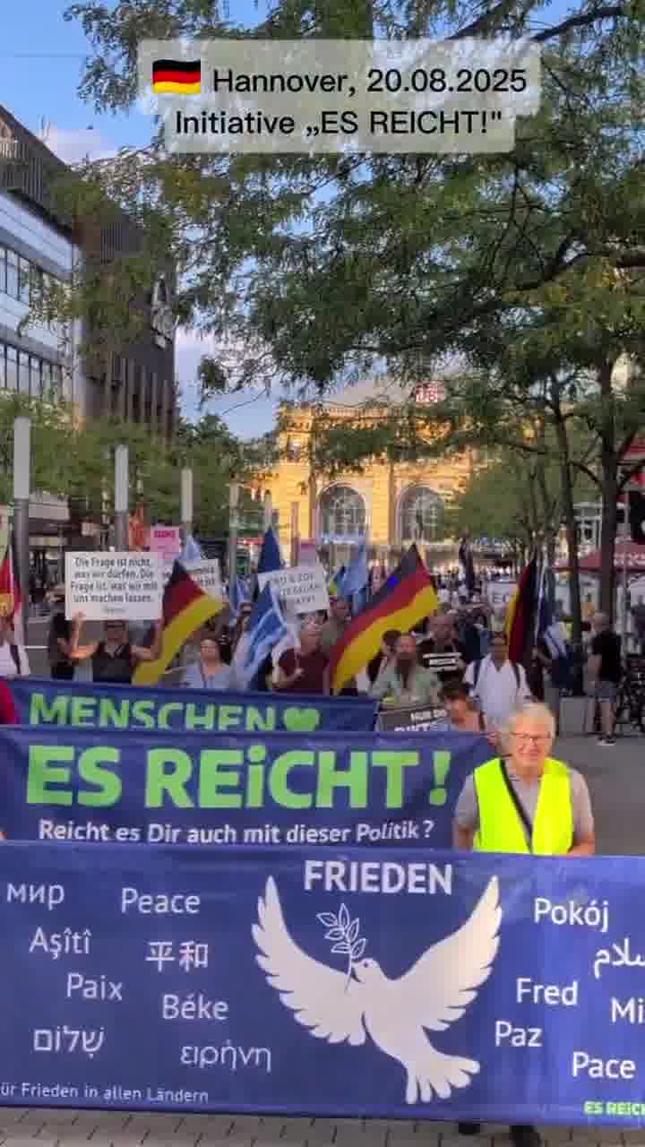 Hannover'de protestolar büyüyor: YETER girişimi dün barış ve ifade özgürlüğü için gösteri düzenledi. Aktivistler pankart ve dövizlerle kendi vatandaşları için siyaset talep etti ve Sansüre yalnızca diktatörlükler ihtiyaç duyar diye uyardı.