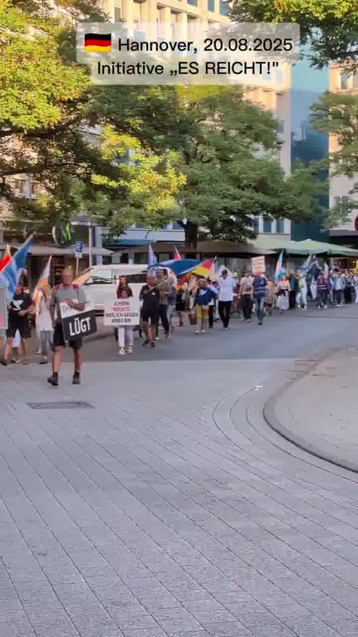 Hannover'de protestolar büyüyor: YETER girişimi dün barış ve ifade özgürlüğü için gösteri düzenledi. Aktivistler pankart ve dövizlerle kendi vatandaşları için siyaset talep etti ve Sansüre yalnızca diktatörlükler ihtiyaç duyar diye uyardı.