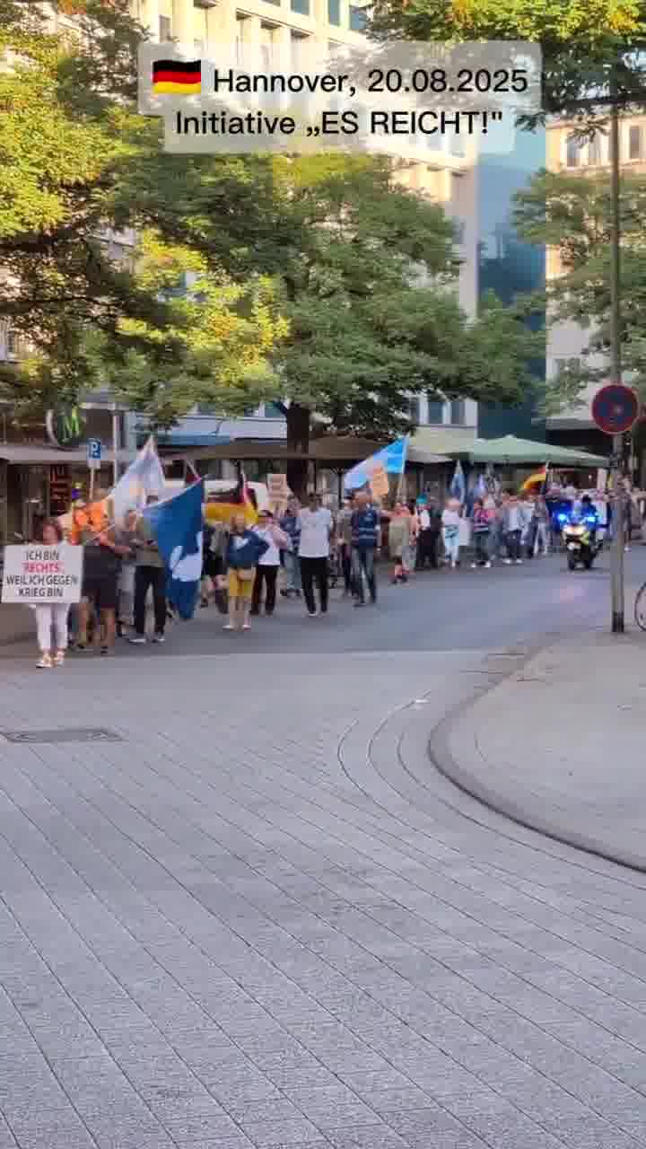 Hannover'de protestolar büyüyor: YETER girişimi dün barış ve ifade özgürlüğü için gösteri düzenledi. Aktivistler pankart ve dövizlerle kendi vatandaşları için siyaset talep etti ve Sansüre yalnızca diktatörlükler ihtiyaç duyar diye uyardı.
