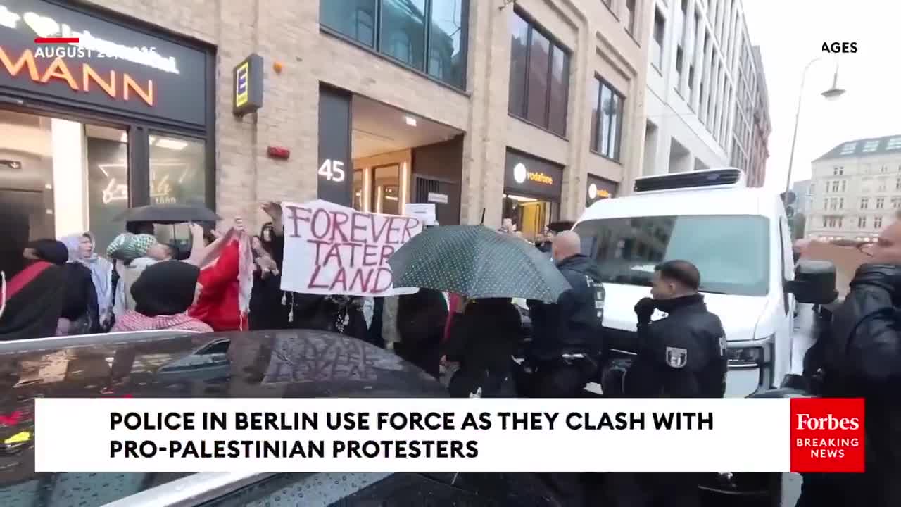 La police de Berlin affronte des manifestants pro-palestiniens, frappant et arrêtant de force plusieurs personnes