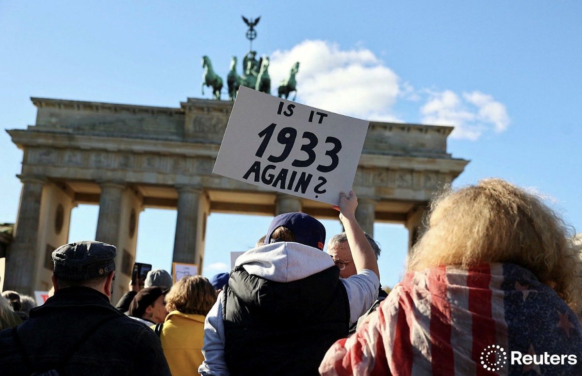 Un manifestant tient une pancarte pour protester contre le président américain Donald Trump et son administration lors d'un rassemblement  No Kings  près de l'ambassade américaine à Berlin, en Allemagne, le 18 octobre 2025. REUTERS/Christian Mang