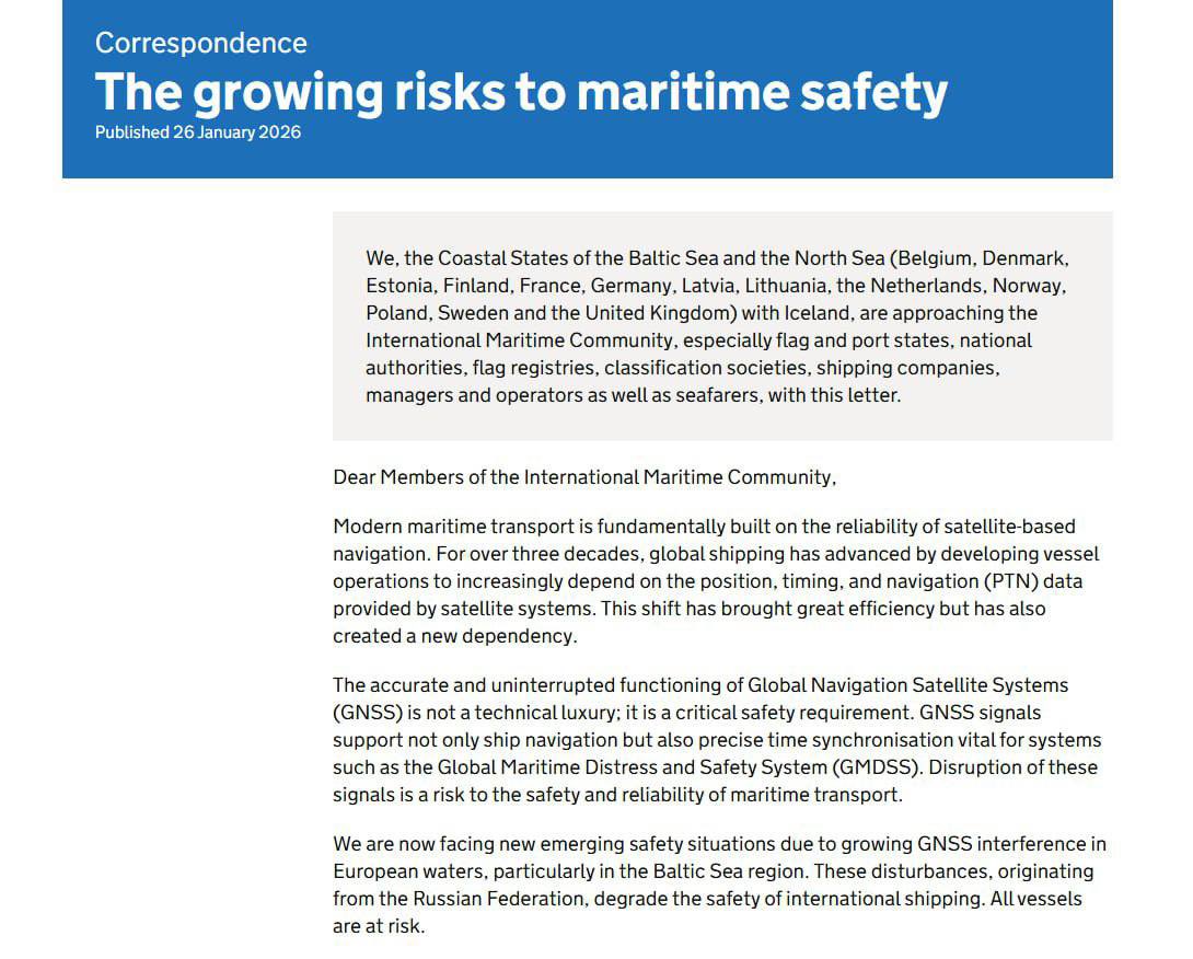 Quatorze pays européens ont annoncé la fermeture de la mer Baltique à la flotte clandestine russe, selon une déclaration commune publiée par le gouvernement britannique. Ces pays ont averti que les pétroliers dissimulant leur origine, en changeant de pavillon, en désactivant leurs transpondeurs ou en opérant sans les documents requis, seraient considérés comme des navires sans nationalité. Ces navires pourraient être arraisonnés sans risque de poursuites judiciaires. La Russie est également accusée d'interférer délibérément avec les systèmes de navigation par satellite, ce qui constitue une grave menace pour la sécurité maritime et complique les opérations de sauvetage en cas d'accident. La déclaration a été signée par l'Allemagne, l'Espagne, la Belgique, le Danemark, l'Estonie, la Finlande, la France, l'Islande, la Lettonie, la Lituanie, la Norvège, les Pays-Bas, la Pologne, la Suède et le Royaume-Uni.